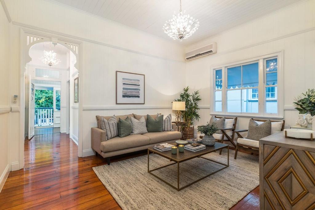 Annerley House | Luxury Queenslander Awaits! Sleeps 8, 3 car parks