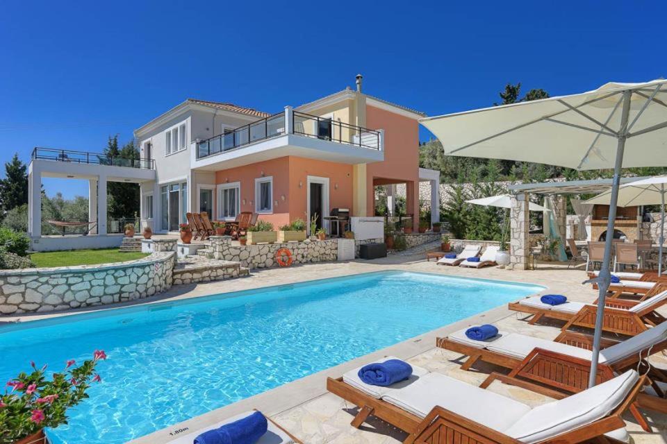 Lygia Villa | Lygia Villa Sleeps 8 with Pool Air Con and WiFi