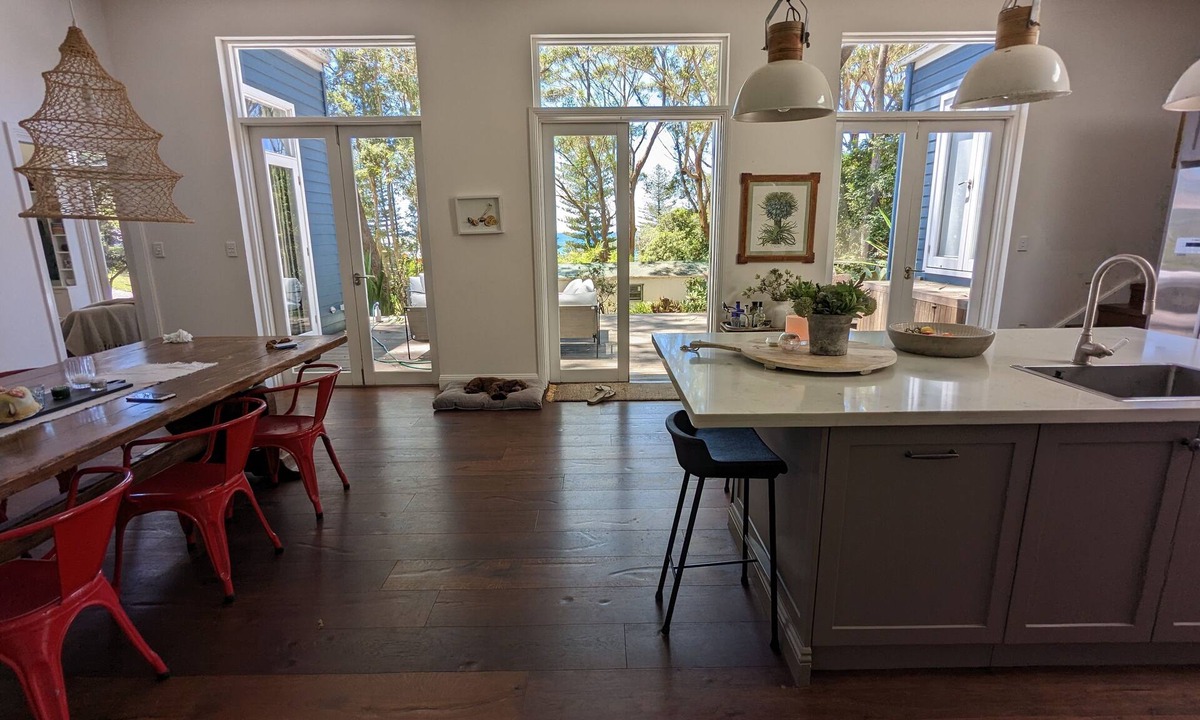 Macmasters Beach House | Macs Beach House - classic cottage 100m to beach