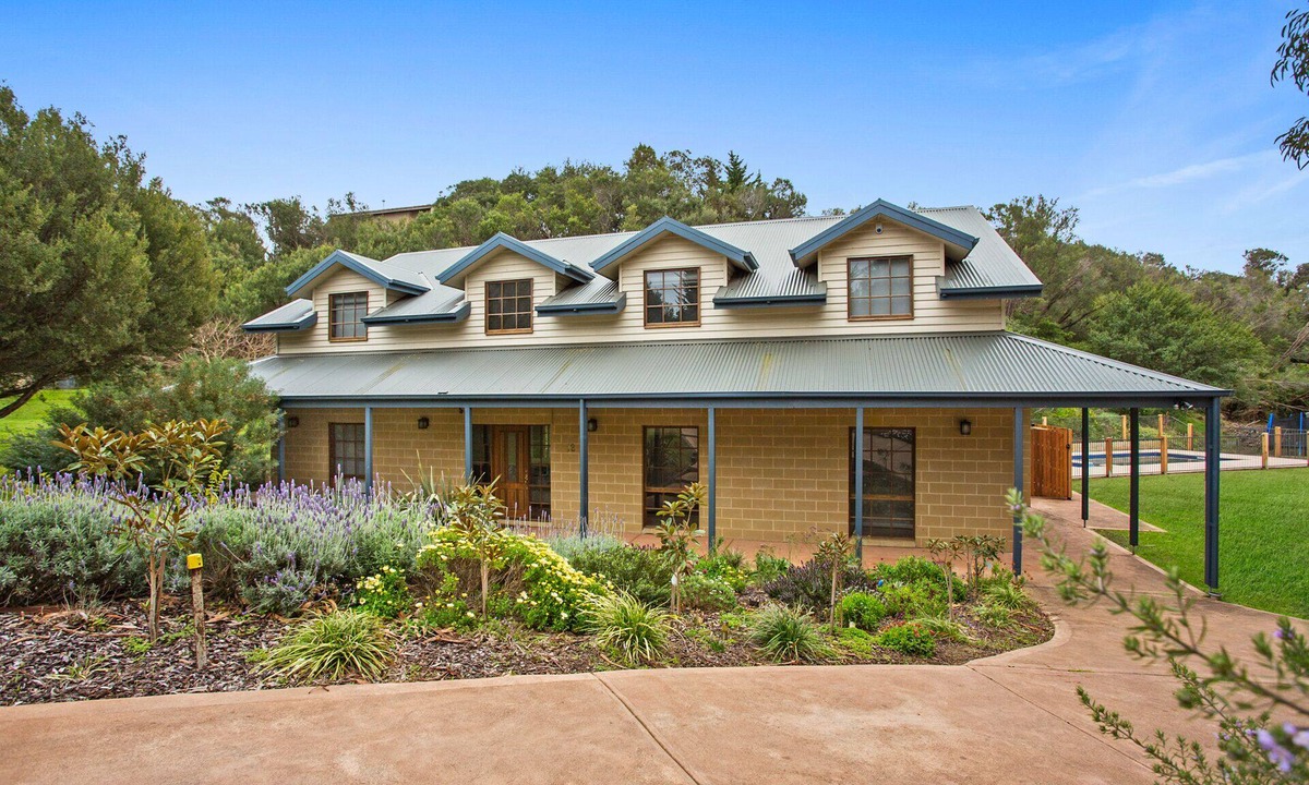 Rye House | Magnolia Cottage - large home suitable for families or yoga retreats, pool & spa