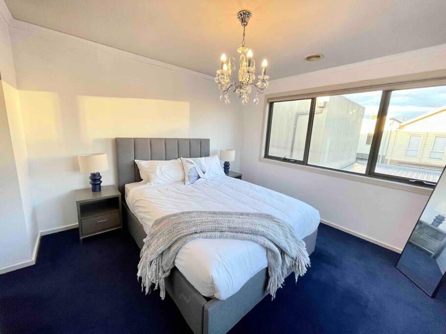 Maribyrnong House | Mako House - Modern, Upscale and Great for Large Families!