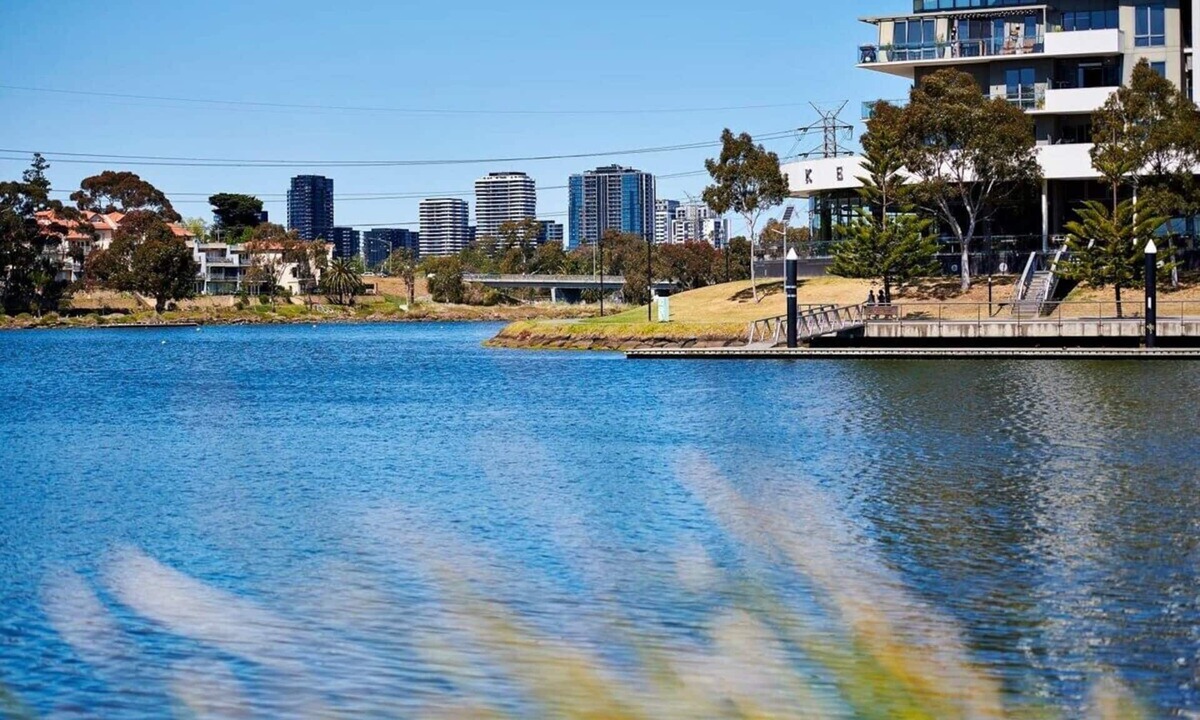 Maribyrnong Apartment | Maribyrnong Marvel: Charm with Cityscape Bliss!