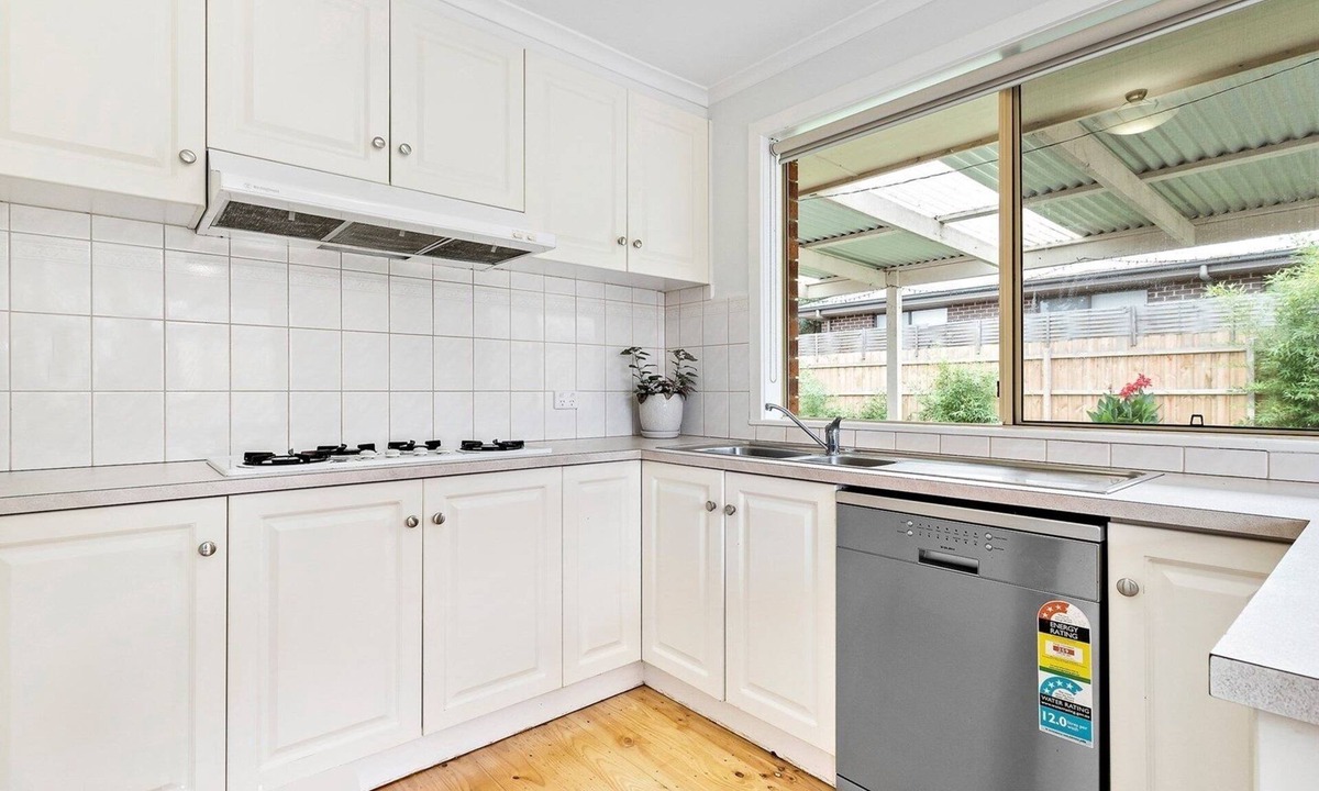 Kilsyth House | Maroondah Pet Friendly 3 Bedroom House - peaceful large garden free parking