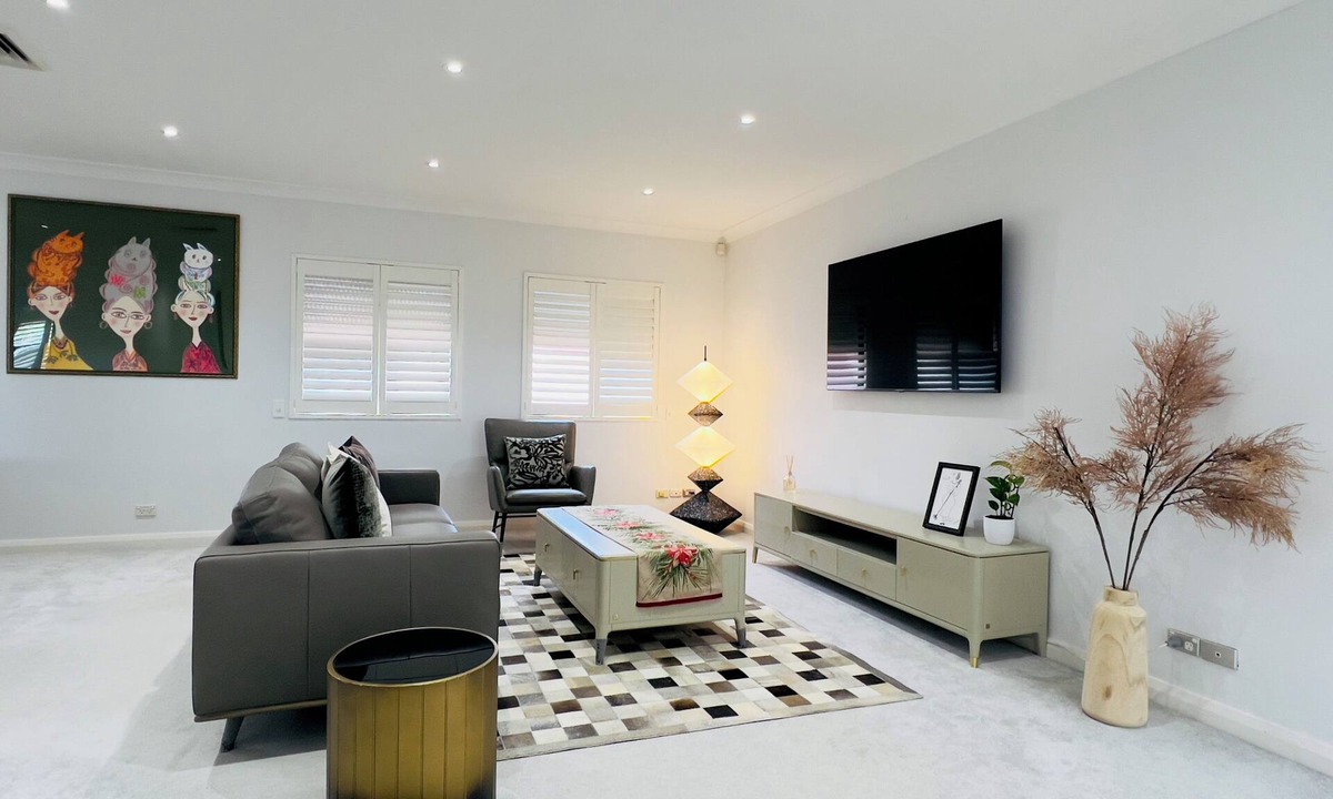 Maroubra House | Maroubra Gem Close to Everything Sleeps 16. 5 bedrooms 3bath.Free parking 4 cars