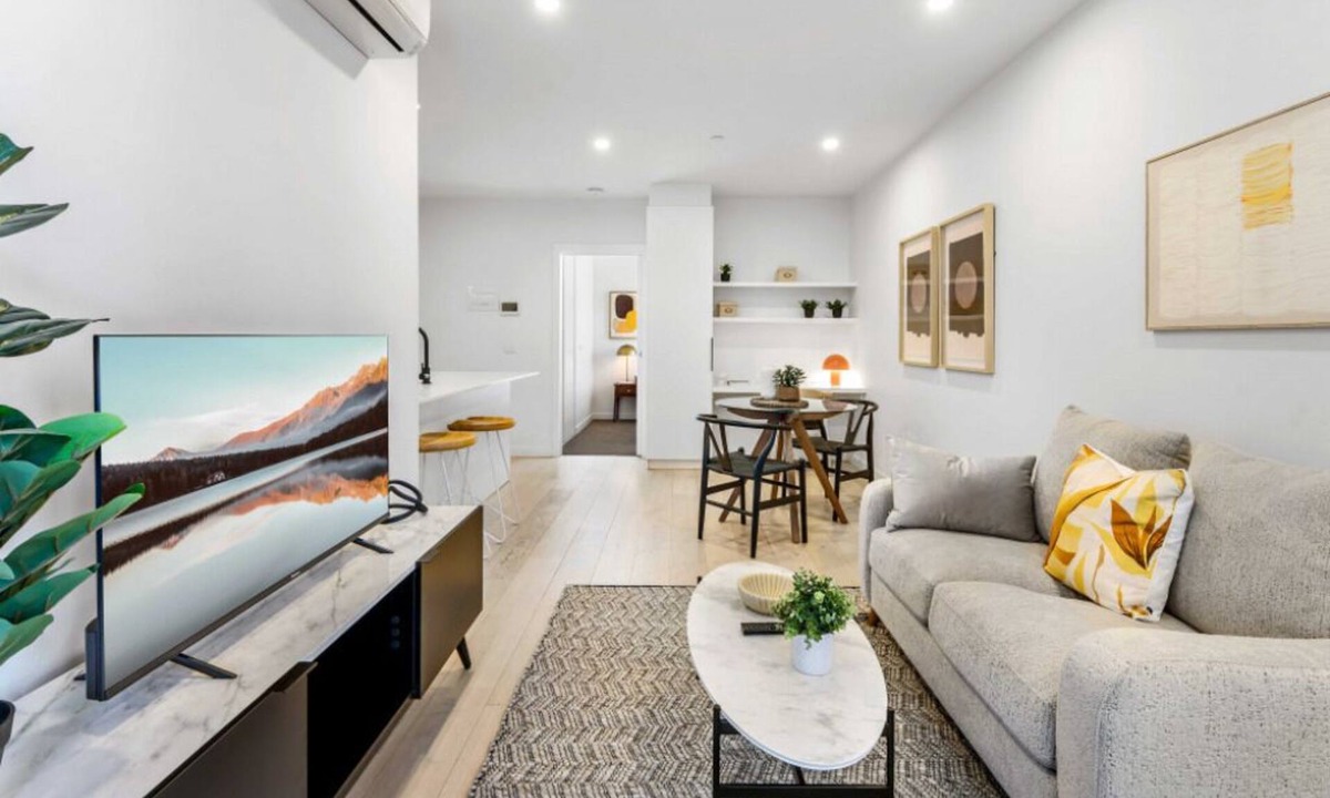 Footscray Apartment | Modern 1-Bedroom Apartment in Delightful Footscray with Wi-Fi and Study Nook