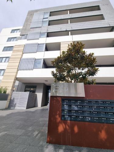 Belconnen Apartment | Modern 1 Bedroom apartment with Pool, Gym & Water Views