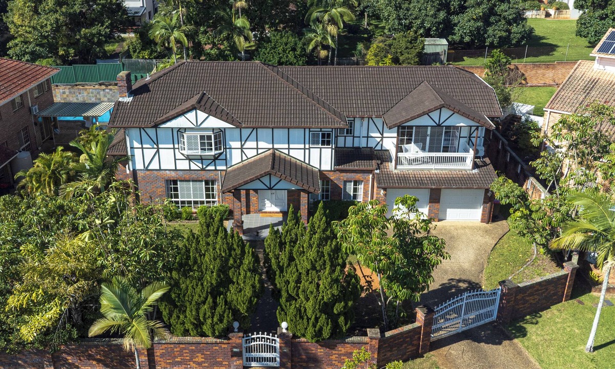Robertson House | Modern 6BR Villa | Private Sports Court | 4.5 Bath