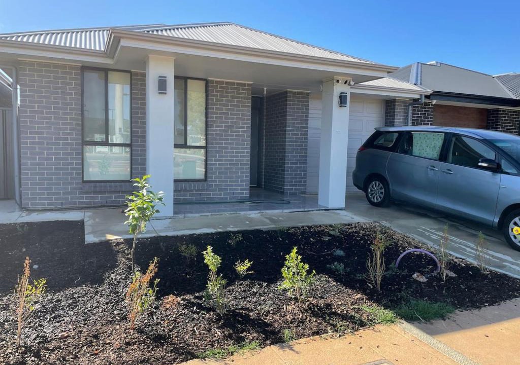 Munno Para House | Modern Brand New 4BR Family Home Walkable to Shops