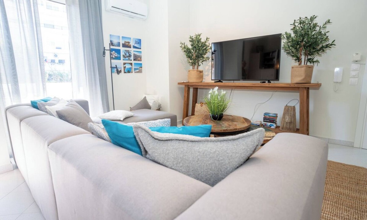 Petaloudes Apartment | Modern central apartment for couples with 2 balconies - relax in style