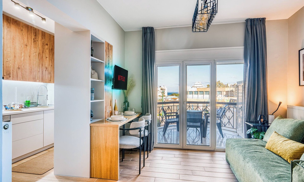 Chios Apartment | Modern City Studio w/Balcony – Columbus Apartment