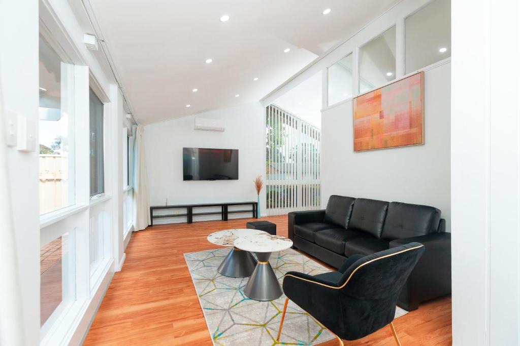 Paradise Villa | Modern Cozy Retreat-4Bedroom, Full Kitchen, Coffee Machine, Cot, Pets allowed-Fully Fenced,FreeWifi, Netflix, 2TV