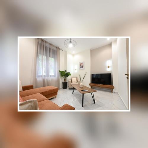 Zavlani Apartment | Modh Patras City Centre - Modern Design Oasis