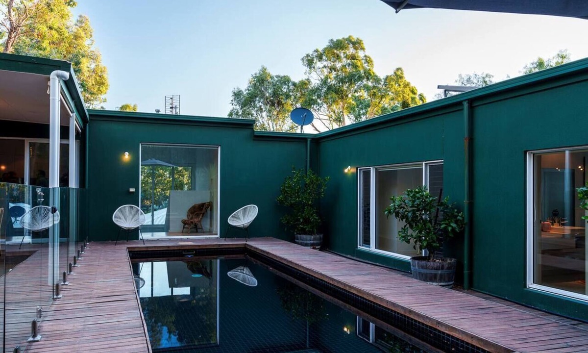 Castlemaine House | Montez House: Pool Retreat