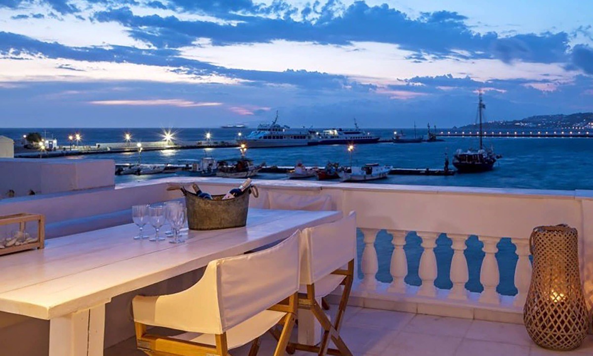 Mykonos Town Villa | My Rental Homes - Campani Villa in Mykonos town with view on the old harbor