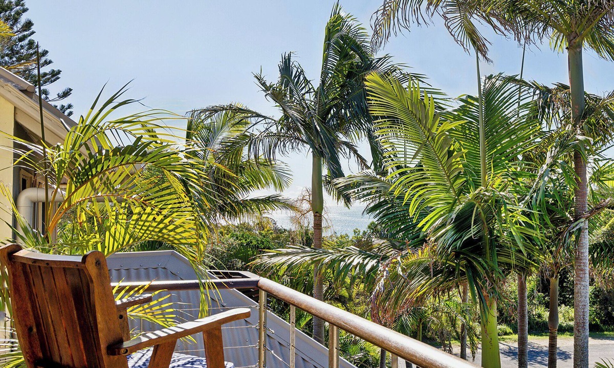 Angourie Villa | NEW Beachside Treehouse Villa! Park, Blue pool & Beach Access A/C, WiFi, bbq +