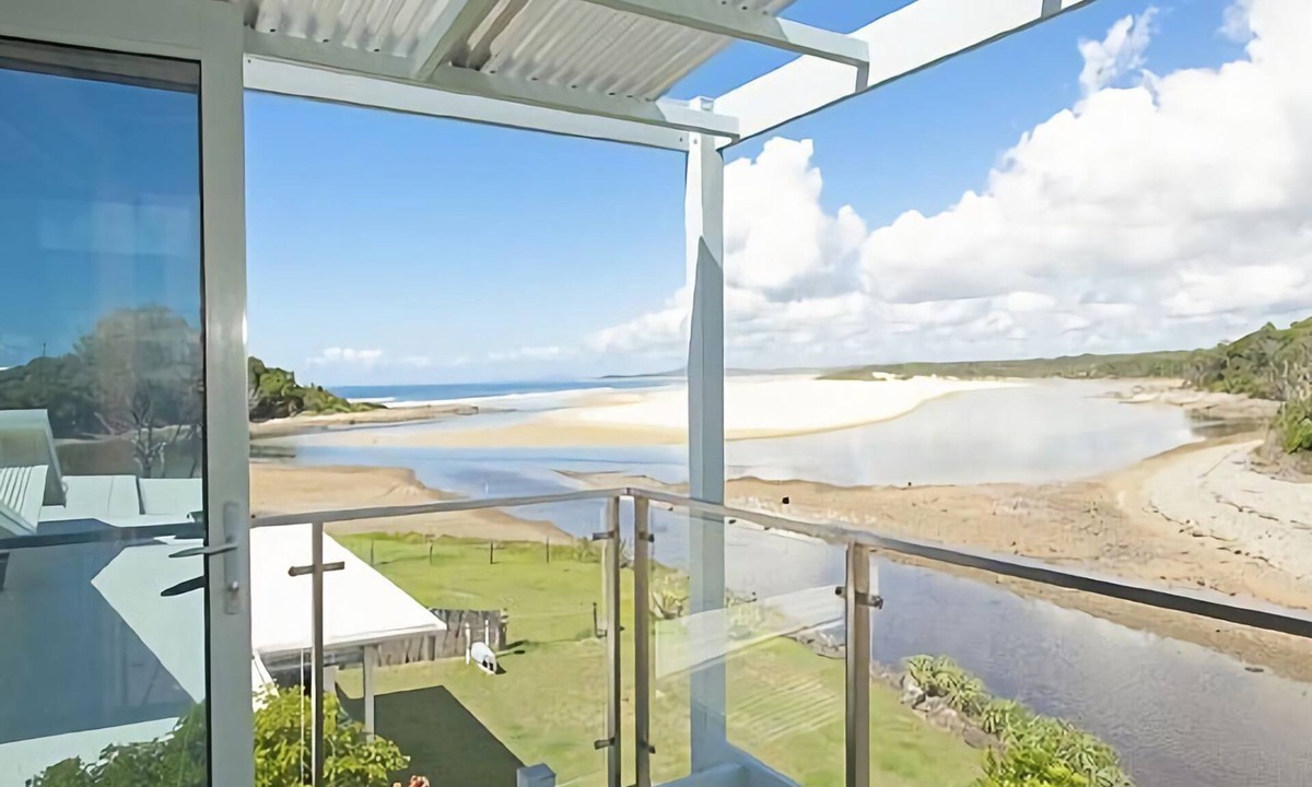 Sawtell House | Nosie 1, Direct beach access and walking distance to Sawtells main street.