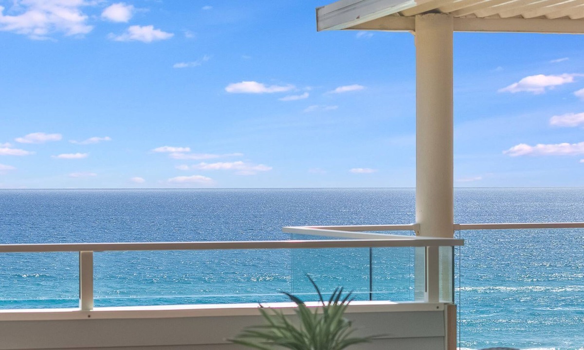 Currumbin House | Ocean Blue on Currumbin Hill - Pet Friendly - Min. 3 night stays & Linen Provided!