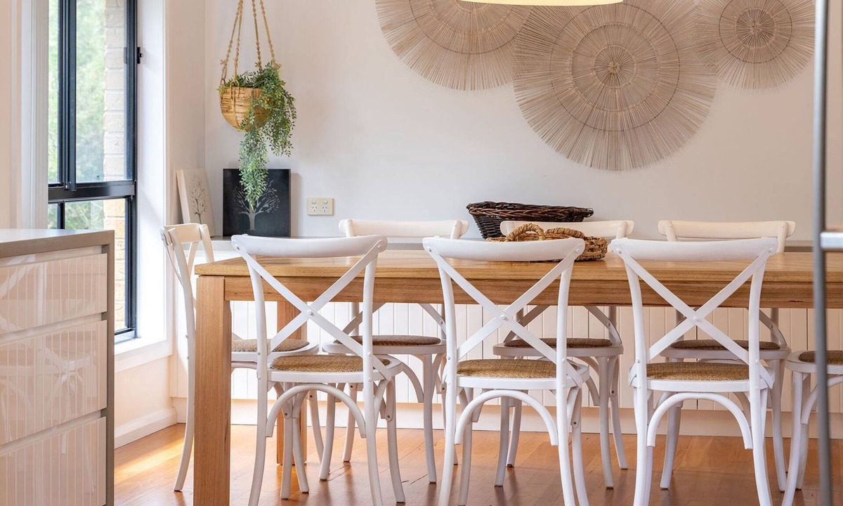 Boomerang Beach House | Ocean Breeze on Cooper - Stylish coastal beach house 5min walk to Boomerang Beach