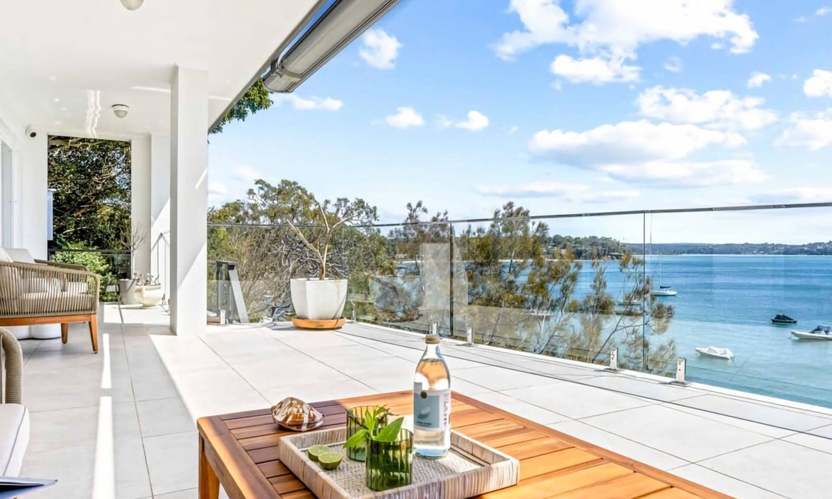Bundeena House | Ocean Front Luxury The Lambeth Walk