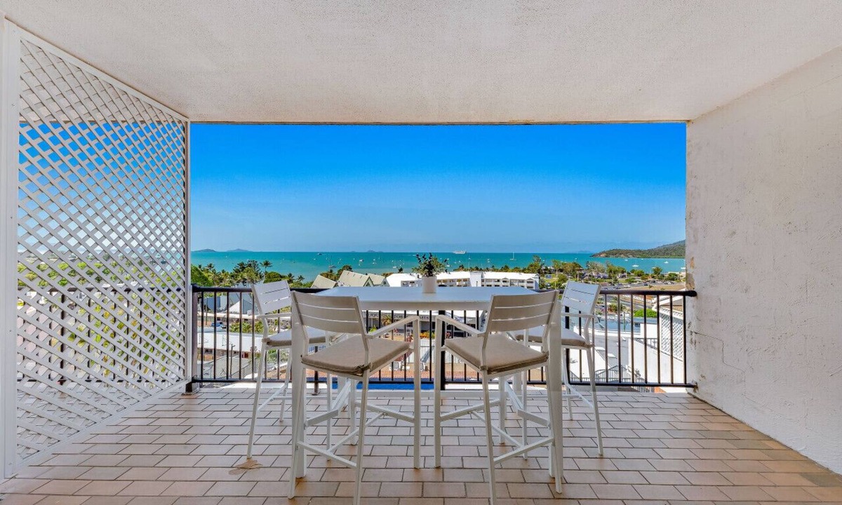 Airlie Beach Apartment | Ocean view family friendly walking distance to town WI-FI