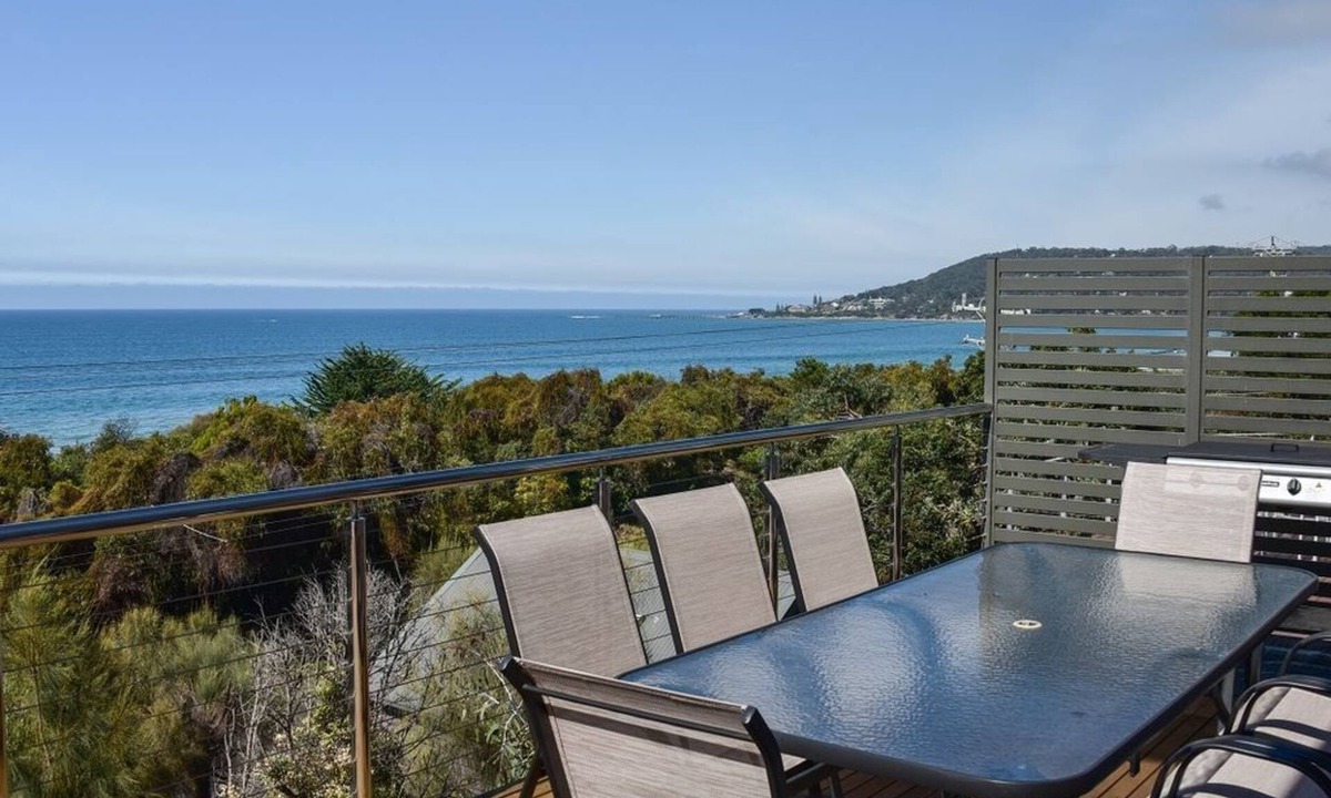 Lorne House | Ocean view house opposite the beach that sleeps up to 10 guests