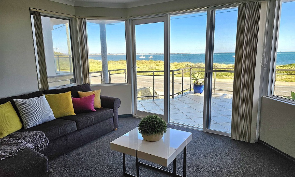 Shoalwater House | Oceanfront 4 Bedroom home, spectacular views! Walk to cafes and Penguin Island.