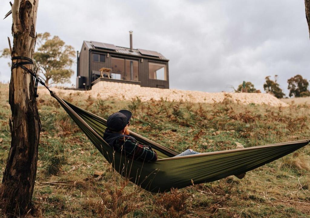 Oberon Council House | Off-Grid Cabin Surrounded by Nature - Emillie
