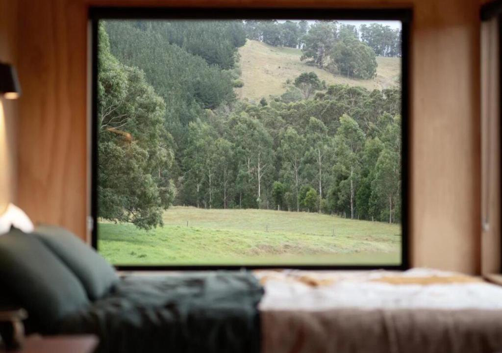 Tarra Valley House | Off-Grid Cabin with Valley Views and Hot Tub - Velma
