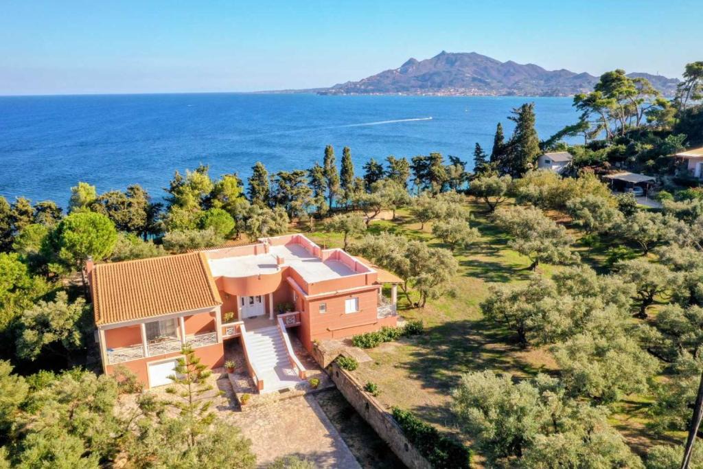 Akrotiri Villa | Olas y olivos