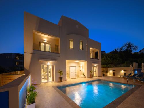Rhodes Town Villa | Old Town 7 min - Free Airport Pickup - 6BR Villa