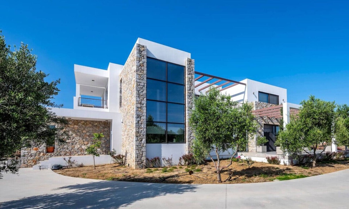 Kos Town Apartment | Olive Green Haven-3BR-Private Parking-Balcony
