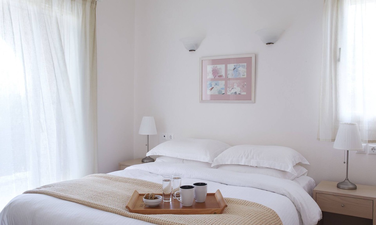 Agios Prokopios Hotel | One bed, fully detached apartment, 1 bath, sea view, communal pool, breakfast