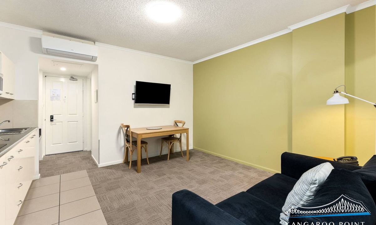 Kangaroo Point Apartment | One Bedroom in the Centre of Kangaroo Point with Pool & Parking