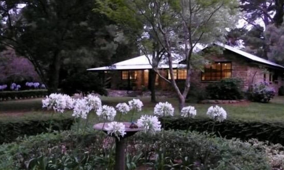 Burradoo House | One The Avenue - a quaint country lane 5 minutes to Bowral