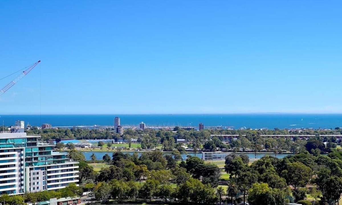 South Yarra Apartment | Panoramic City & Bay Views: Luxury Fawkner Stay