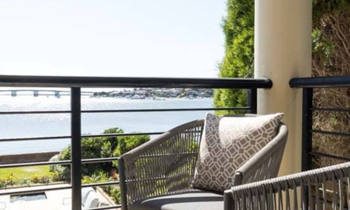 Sylvania Waters House | Panoramic views, 5-bedroom waterfront