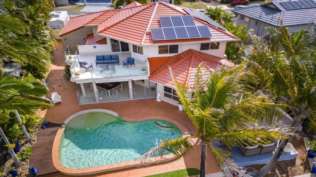 Banksia Beach House | Paradise On Banksia Canal