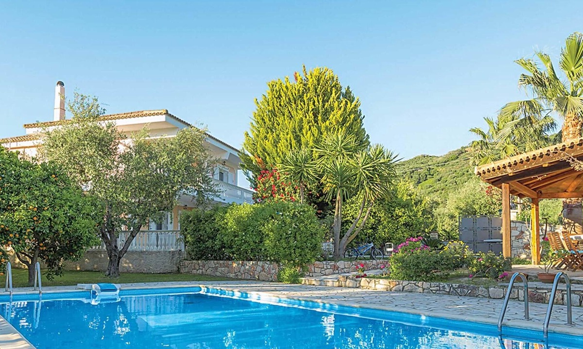 Neromilos Villa | Peaceful villa, set in pretty gardens