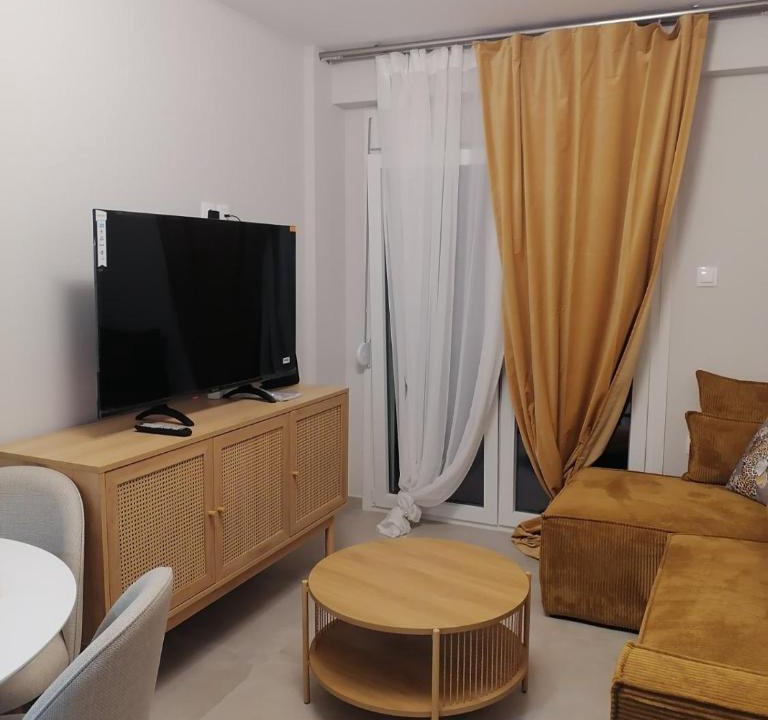 Larissa Apartment | Perfect Strangers C1