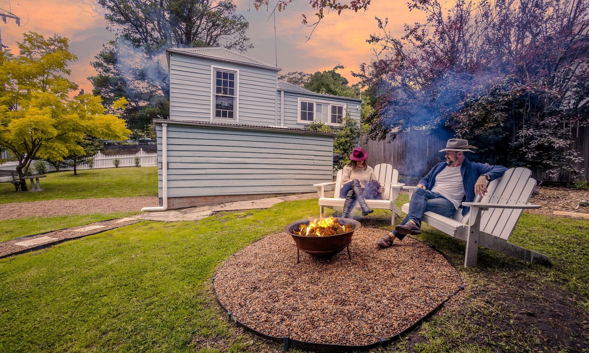 Mount Victoria Cottage | Pet-Friendly Blue Mountains Cottage with Indoor Fireplace