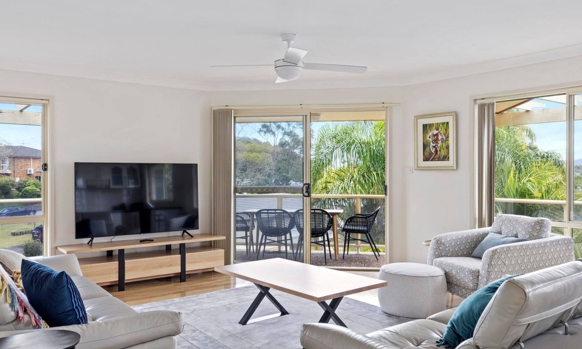 Corlette House | pet friendly - Views- Meters to the Beach & Anchorage Port Stephens