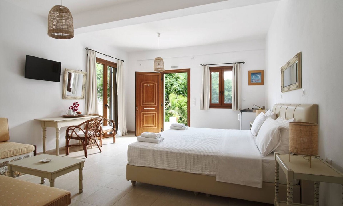 Taxiarchis House | Petrino
