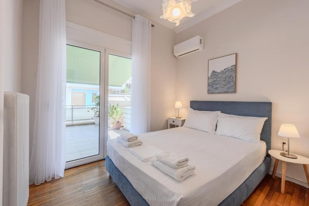 Pasalimani Apartment | Piraeus Pasalimani Veranda for up to 6, near metro
