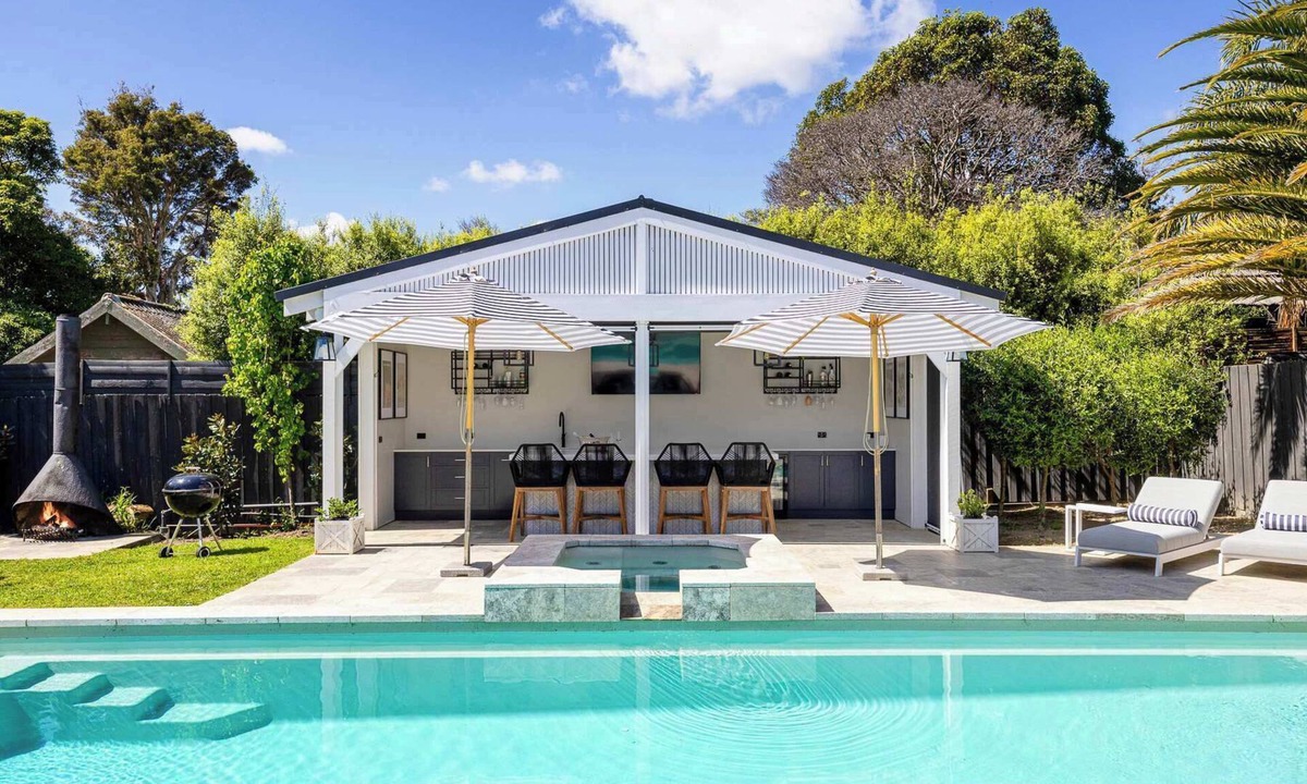 Mount Eliza House | Poolside Dreams | Spa, Cinema Room, Fire Pit