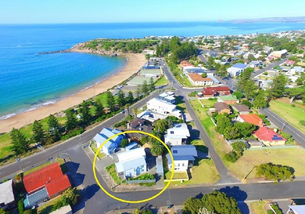 Port Elliot House | Port Elliot Beachcomber on Horseshoe Bay linen included spotless