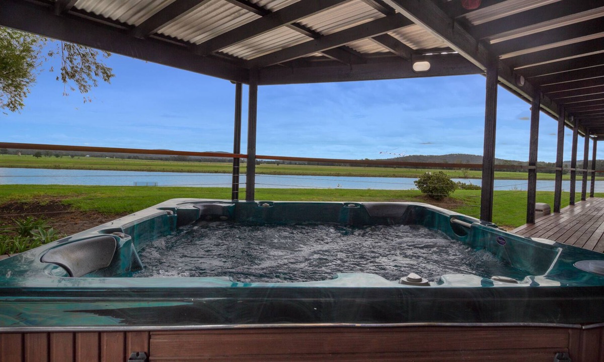 Eagleton House | Port Stephens Waterski Lodge - On the banks of the Williams River