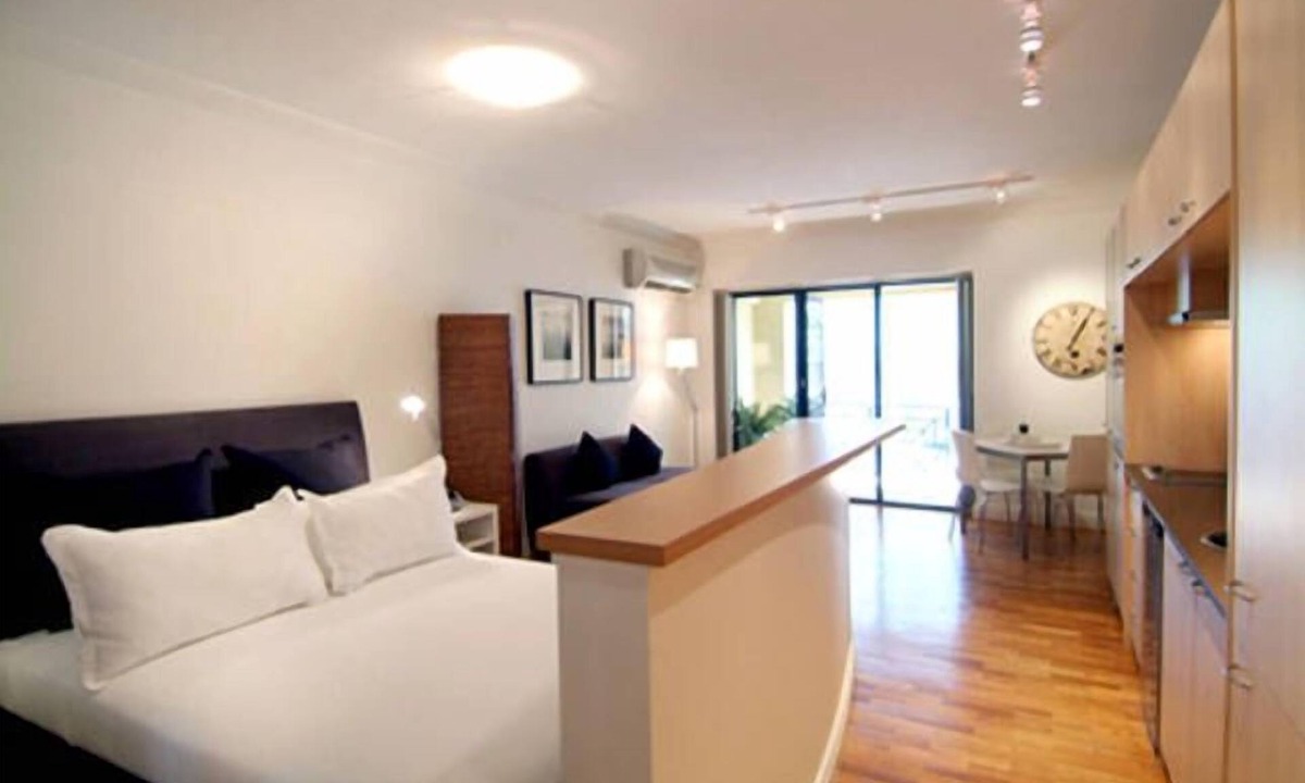 Potts Point Apartment | Potts Point Large Studio Apartment with Balcony