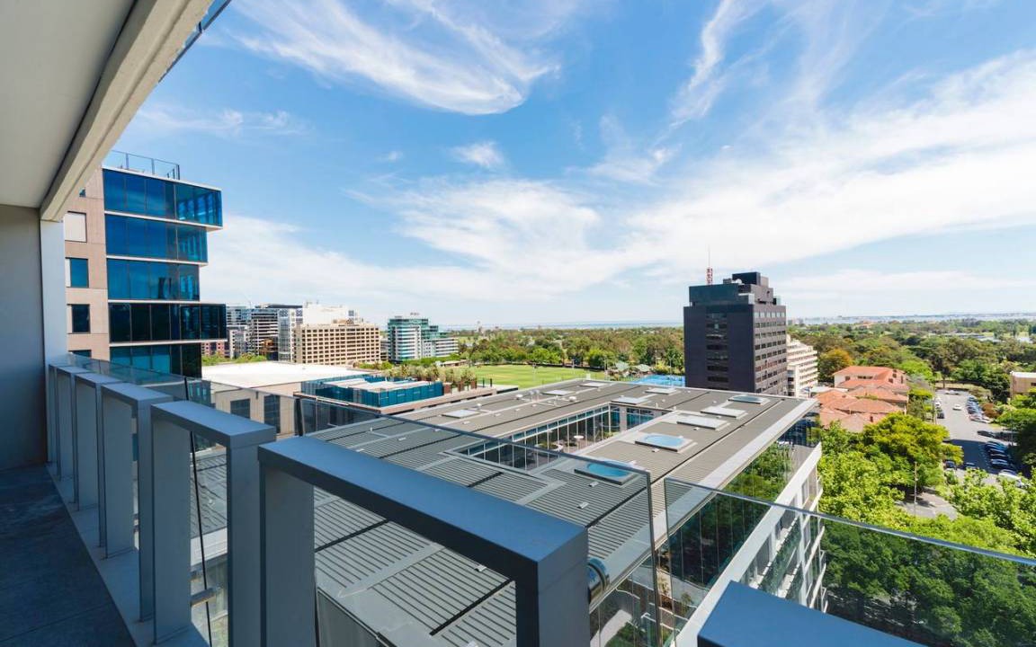 Melbourne Apartment | Pride Fawkner Apt Bay-view (LXII) *PARKING+POOL/GYM 55' Smart TV Netflix & Foxtel