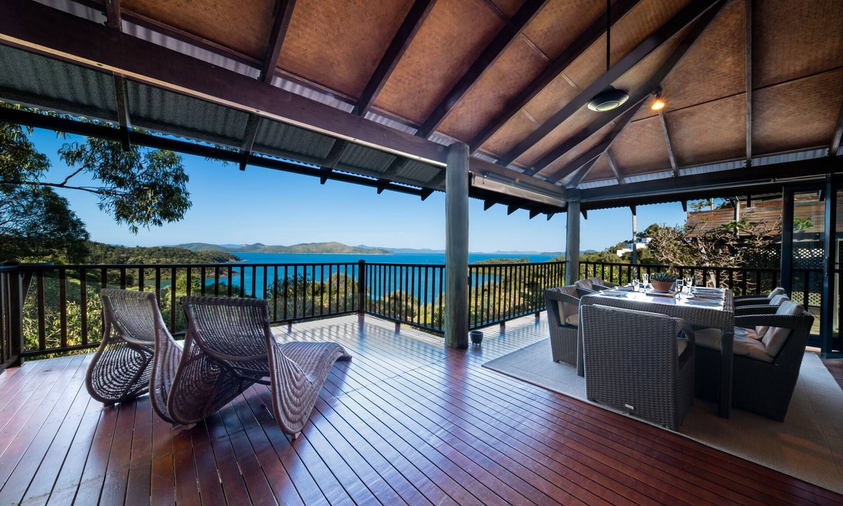 Shute Harbour House | Private location, unbeatable Island views! ASK ABOUT OUR 5 NIGHT DISCOUNT T&C.