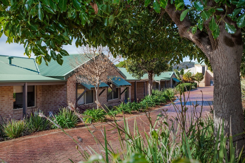 Centennial Park Hotel | Quality Apartments Banksia Gardens WA